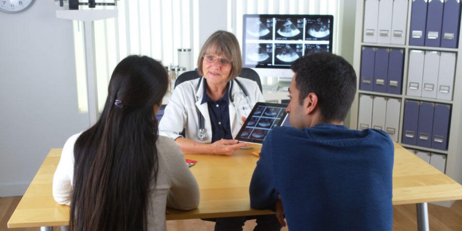 DaytranslationsBlog-Doctor-Talking-To-Interracial-Couples-About-Medical-Findings
